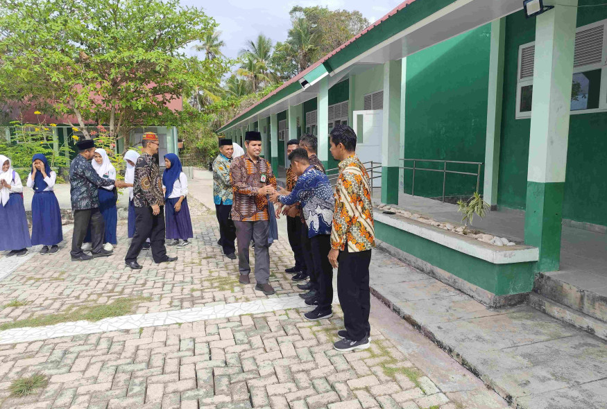 menghadiri-dan-membuka-kegiatan-ldk-osis-dan-mpk-man-2-wakatobi
