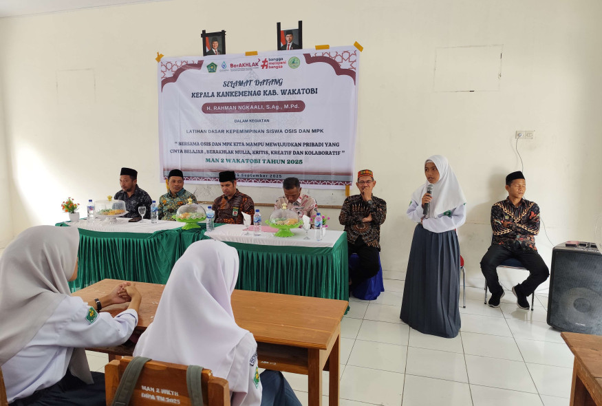 menghadiri-dan-membuka-kegiatan-ldk-osis-dan-mpk-man-2-wakatobi