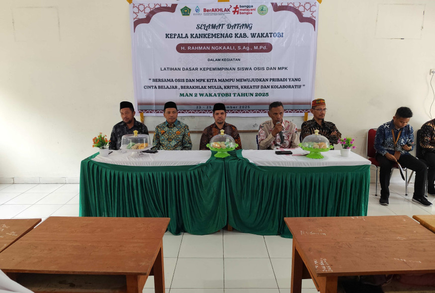 menghadiri-dan-membuka-kegiatan-ldk-osis-dan-mpk-man-2-wakatobi